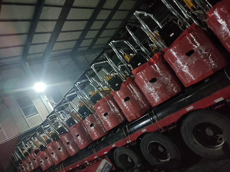 36臺HT10B小型挖掘機(jī)運(yùn)往俄羅斯